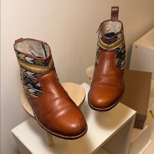 TEYSHA HAND MADE LEATHER EMBROIDERD BOOTS SIZE 10.